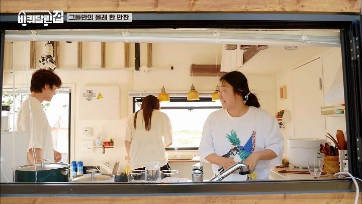 Sizable Magnolia V5 Tiny House Is Like An Apartment On Wheels
